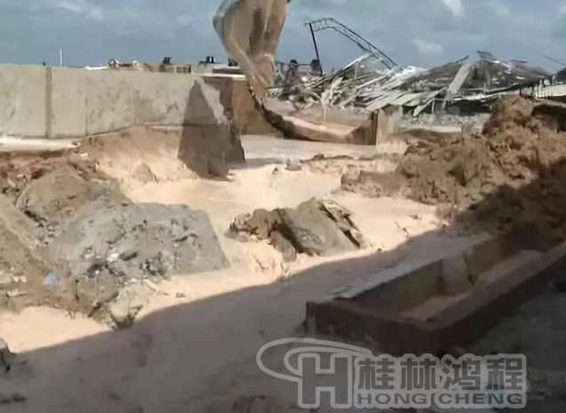 廉江政府鐵腕整治拆除一高嶺土廠，連設(shè)備都砸碎！
